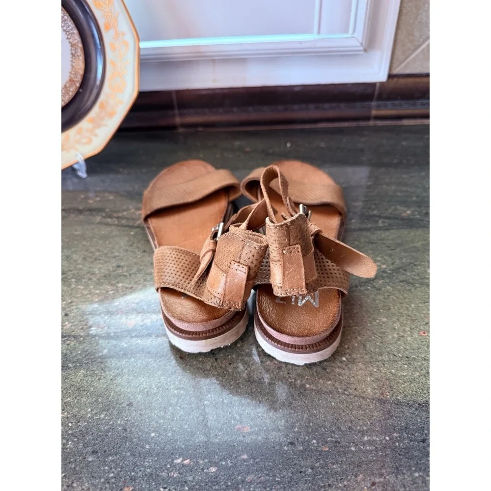 Miz‎ Mooz Women's Sandals US 8.5 Wheat Perforated Leather Ankle Strap Open-Toe